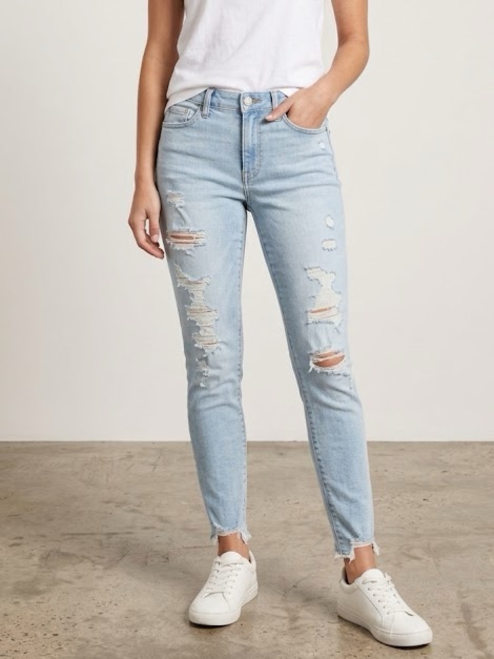 Universal Thread Light Wash Distressed Casual Mid Rise Skinny Jeans Size 6/28